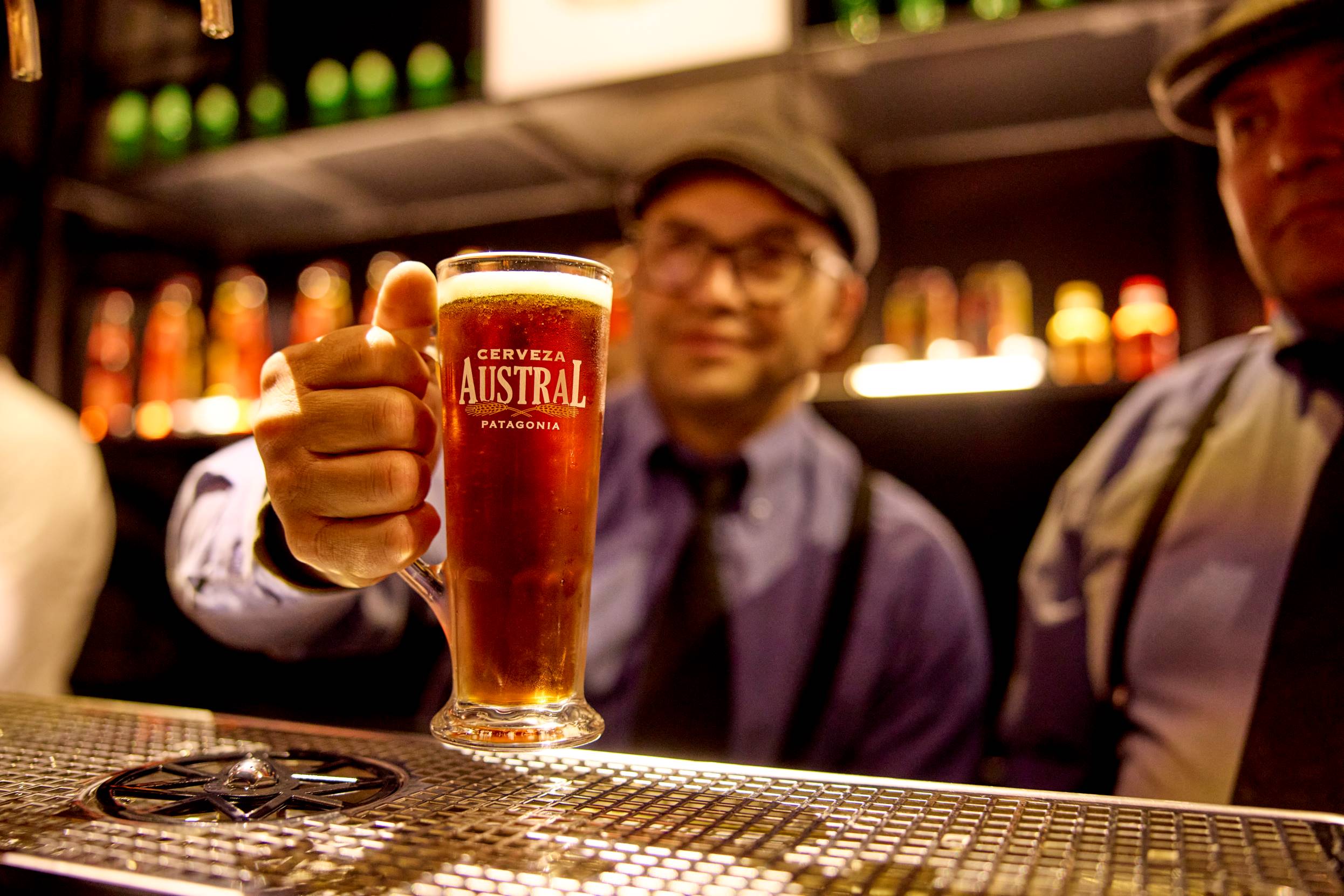 Barman sirviendo cerveza Austral