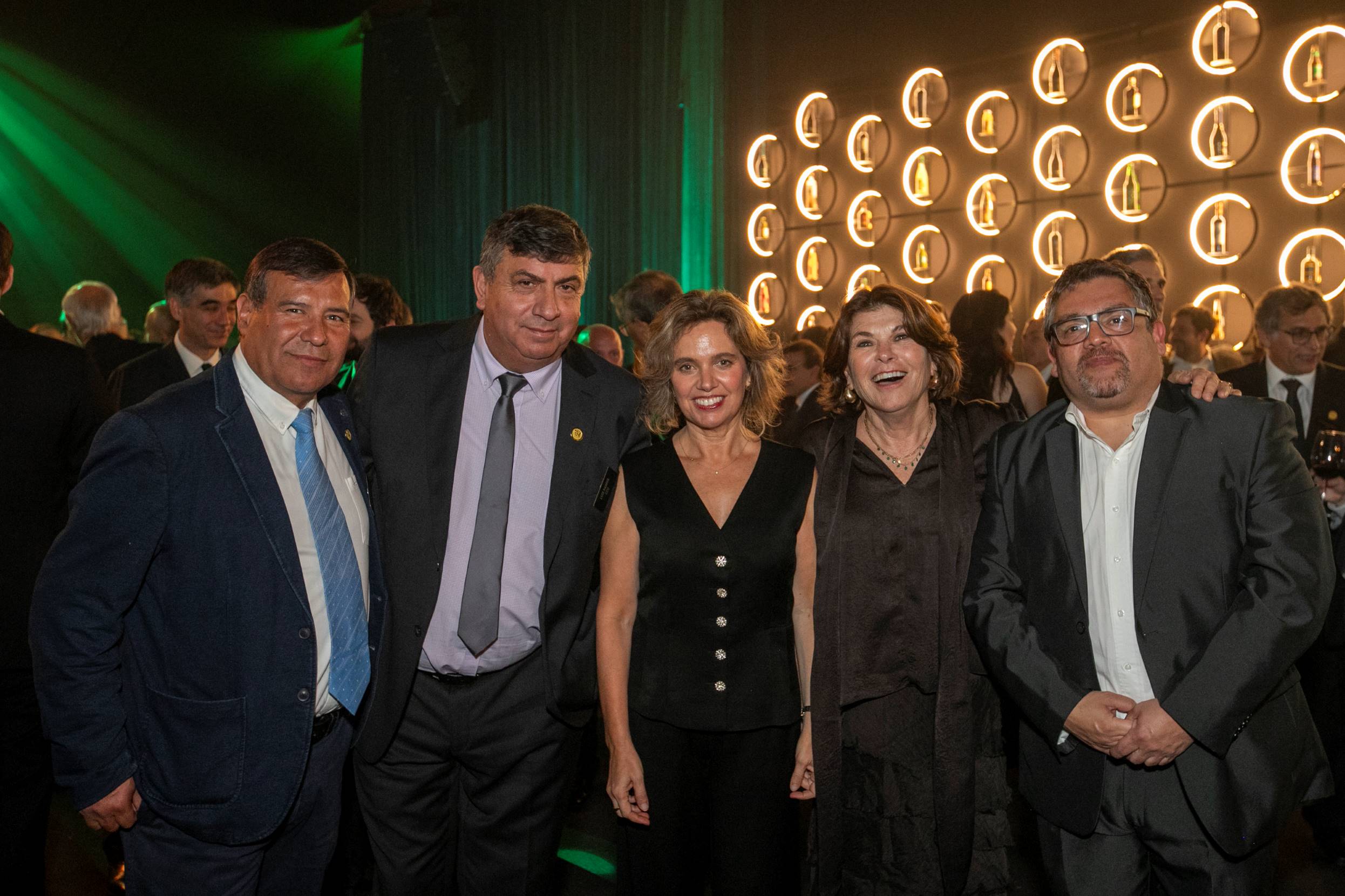 Francisco Astorga, Luis Ramos y Rodrigo Oyarzún, dirigentes sindicales de CCU, junto a Gabriela Ugalde e Isabel Vial 222